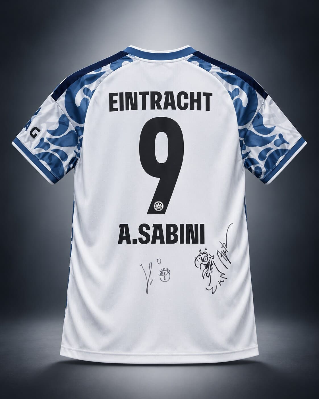 Rückseite des Eintracht-Ausweichtrikots mit den Unterschriften von Michael Apitz und Henni Nachtsheim